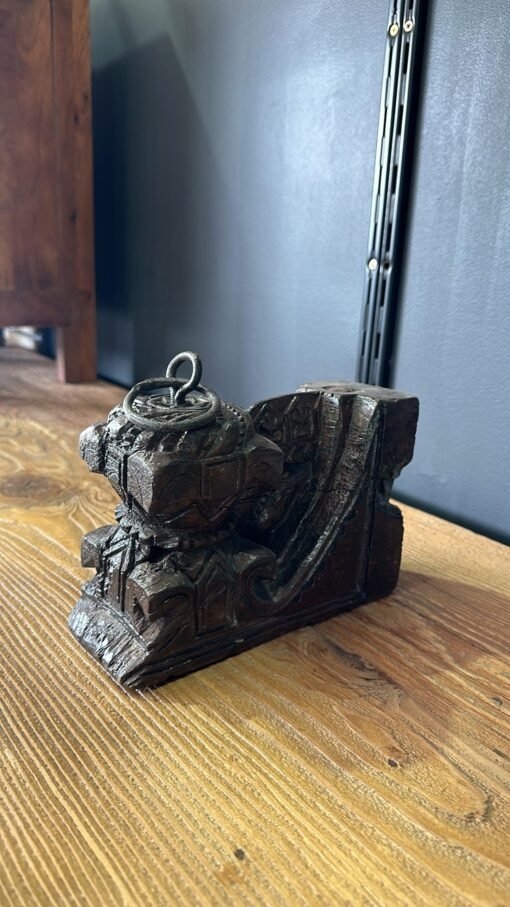 Carved Wall bracket 8x13.5x20cm - Image 2