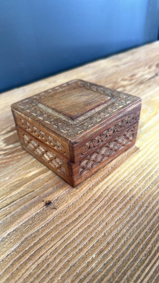 Carved small jewellery box 10x10x14cm - Image 2