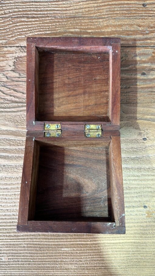 Carved small jewellery box 10x10x14cm - Image 3