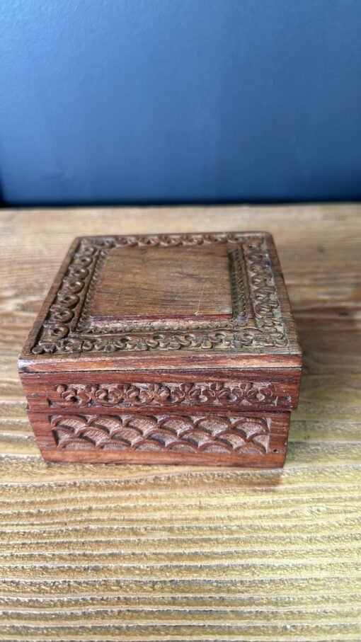 Carved small jewellery box 10x10x14cm